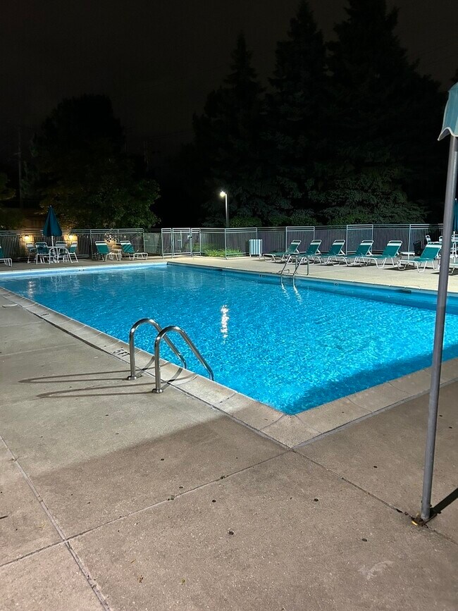 4757 Howard St in Skokie, IL - Building Photo - Building Photo
