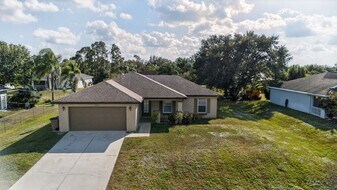 1224 Bayou St E in Lehigh Acres, FL - Building Photo