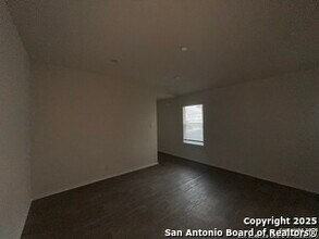 324 Middle Grn Lp in Floresville, TX - Building Photo - Building Photo