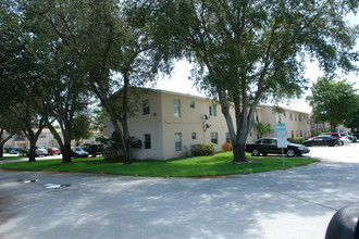 Jupiter Gardens Apartments in Jupiter, FL - Building Photo - Building Photo