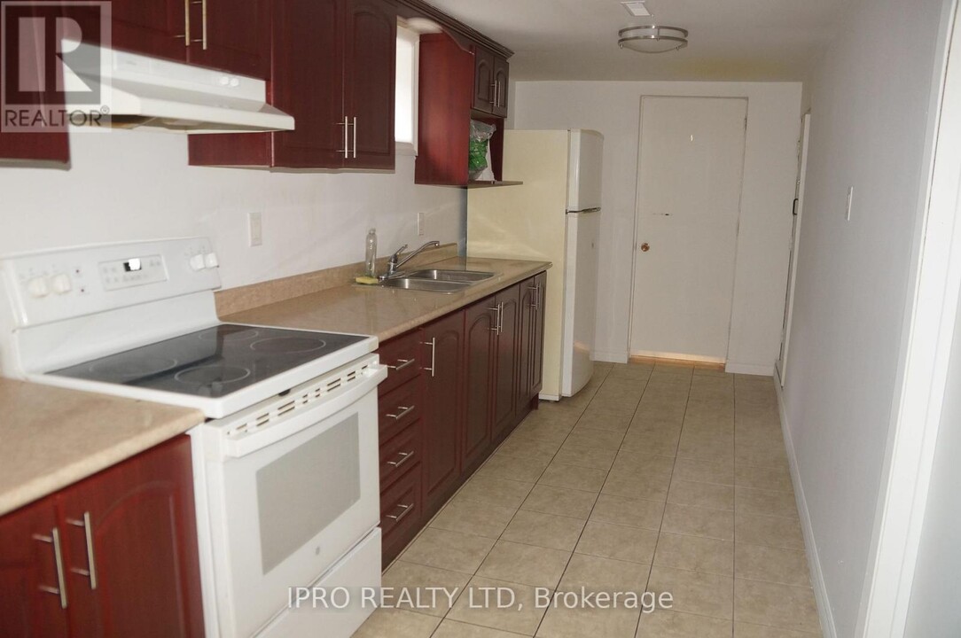 7 Mallard Crescent in Brampton, ON - Building Photo