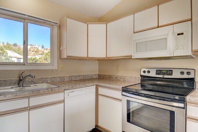 Updated 2-Bed Townhome in Ptarmigan Valley in Colorado Springs, CO - Building Photo - Building Photo