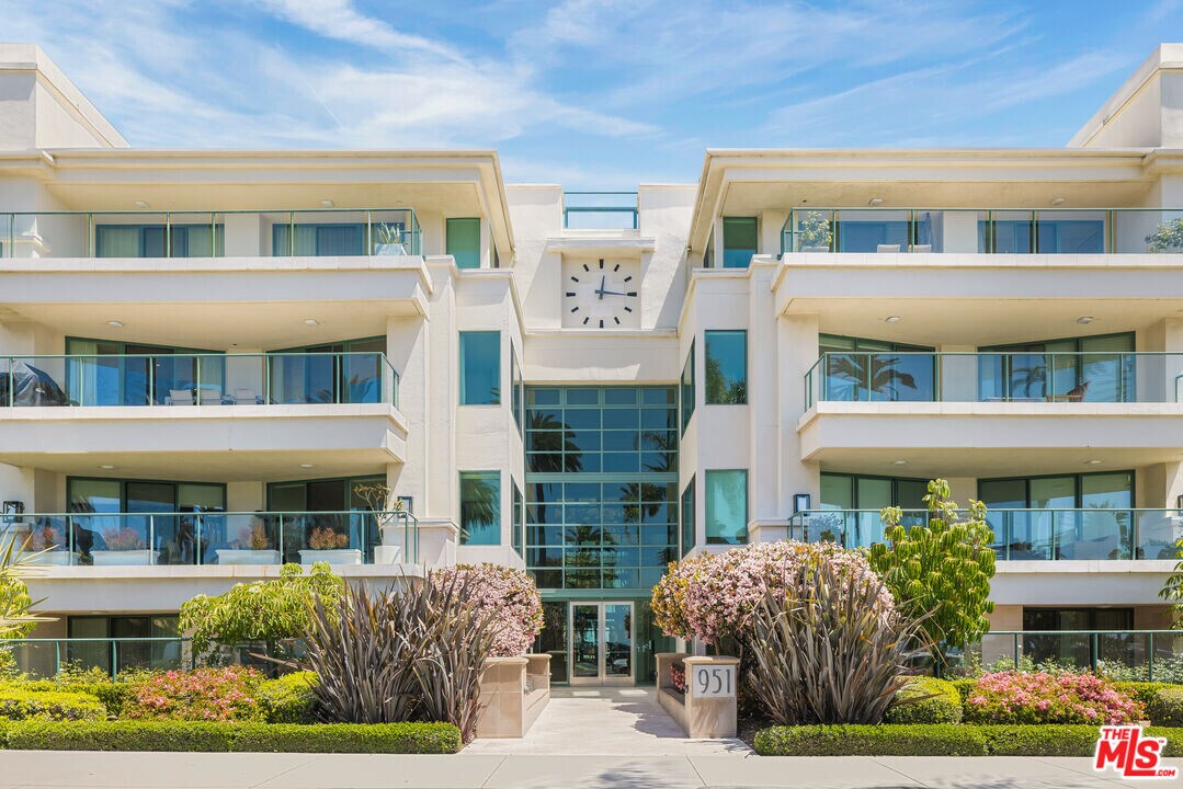 951 Ocean Ave in Santa Monica, CA - Building Photo