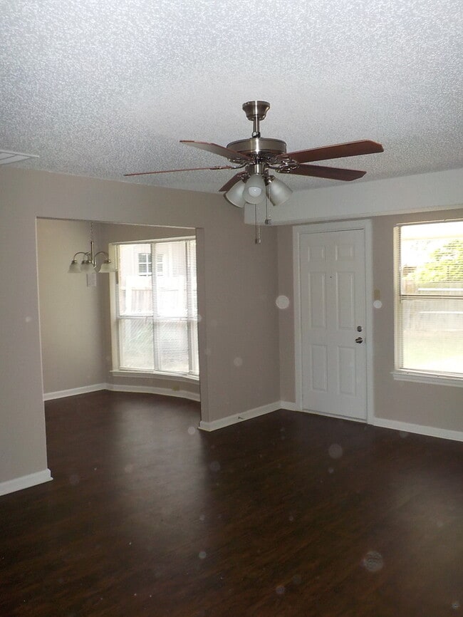 107 Hidalgo Ln in Arlington, TX - Building Photo - Building Photo