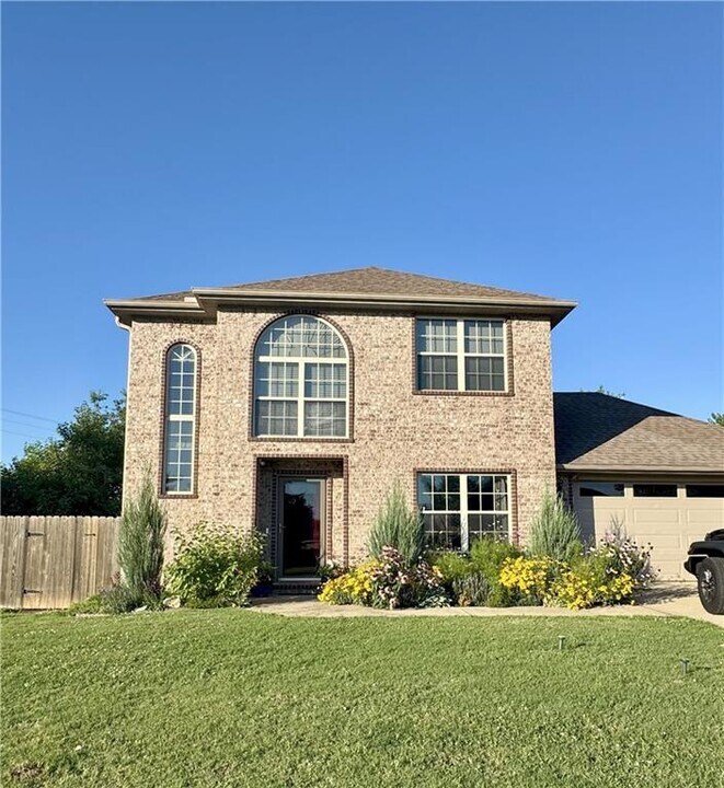 1905 W Countryside Ln in Rogers, AR - Building Photo