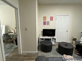 81 Essex St in Boston, MA - Building Photo