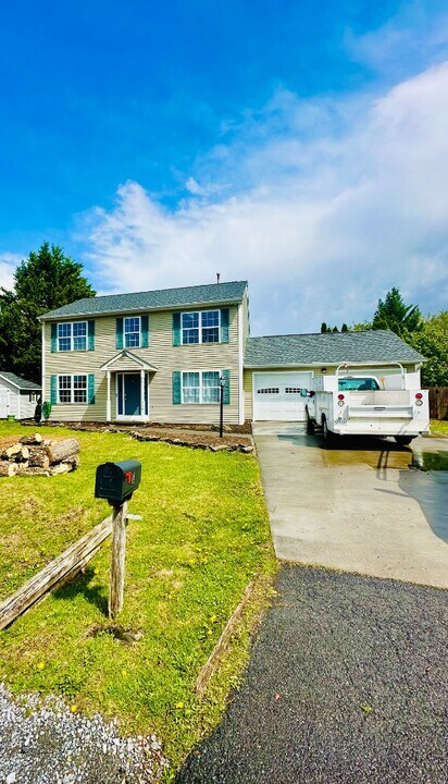 114 Fairfax Dr in Stephens City, VA - Building Photo