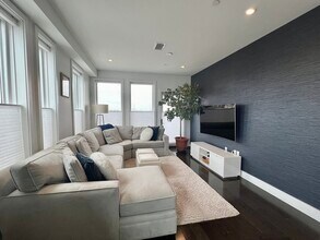 2 W 6th St, Unit 307 in Boston, MA - Building Photo - Building Photo