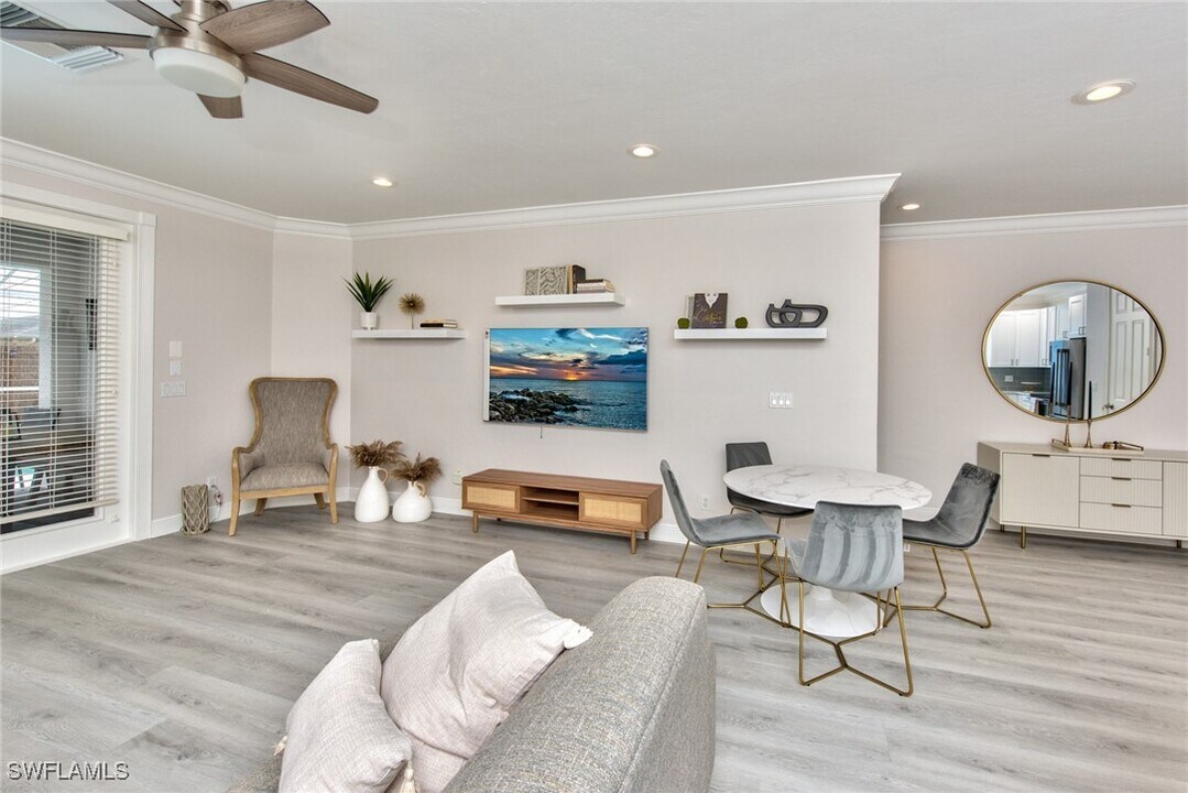 725 95th Ave N in Naples, FL - Building Photo