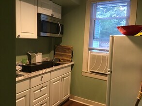 552 Mammoth Rd, Unit APT 2 in Londonderry, NH - Building Photo - Building Photo