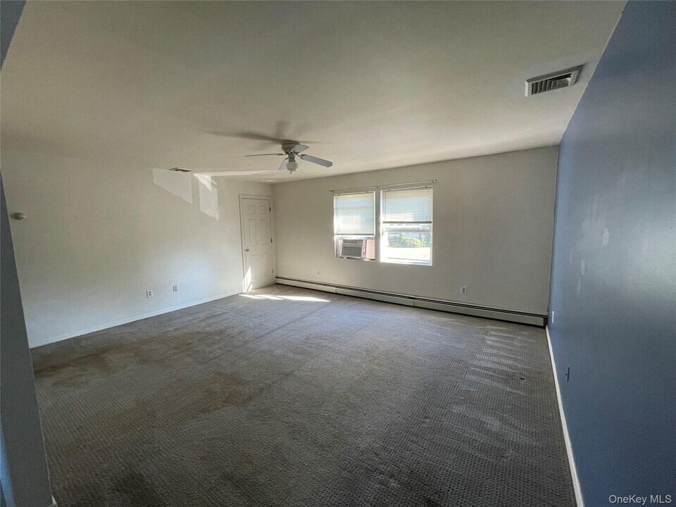 31 Altamore St in Melville, NY - Building Photo