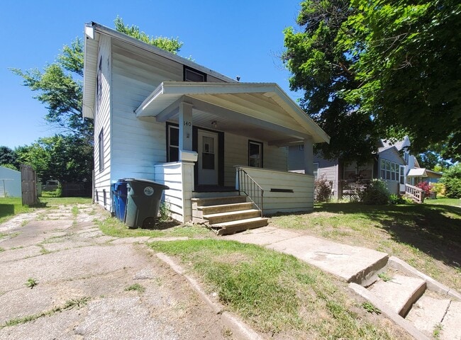 property at 140 Moir St