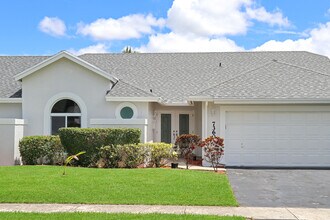 7360 NW 54th St in Lauderhill, FL - Foto de edificio - Building Photo