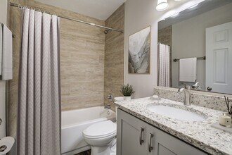 Square One Apartment Homes in Gainesville, FL - Foto de edificio - Building Photo