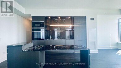 11-4811 Yorkville Ave in Toronto, ON - Building Photo - Building Photo