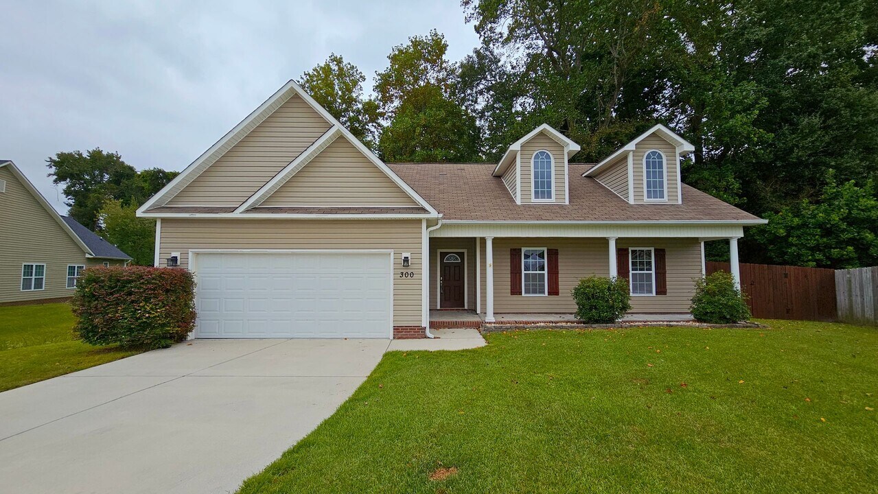 300 Bouy Ct in Swansboro, NC - Building Photo