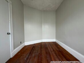 6 Priesing St, Unit 3 in Boston, MA - Foto de edificio - Building Photo