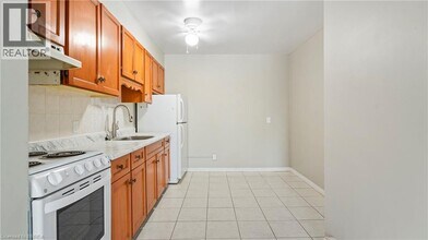 994 Colborne St E in Brantford, ON - Building Photo - Building Photo