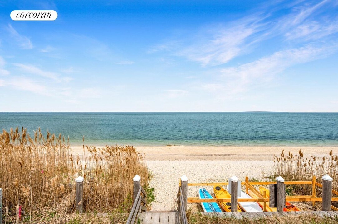21 Bayberry Rd in Hampton Bays, NY - Building Photo