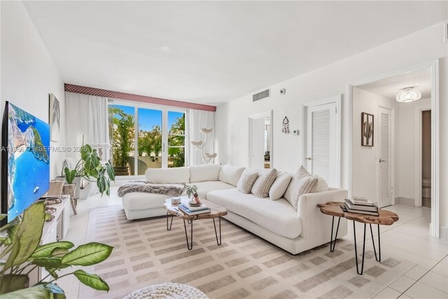 5001 Collins Ave in Miami, FL - Building Photo - Building Photo