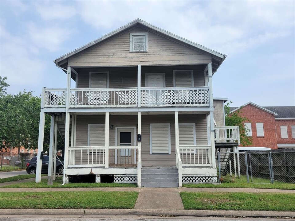 2928 Avenue M 1/2-Unit -down in Galveston, TX - Building Photo