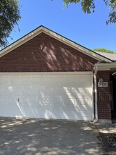2233 Tiffany Glenn Ct in Bedford, TX - Building Photo - Building Photo