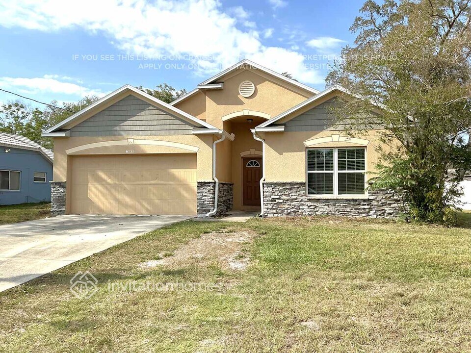 6233 Radford St in Spring Hill, FL - Foto de edificio