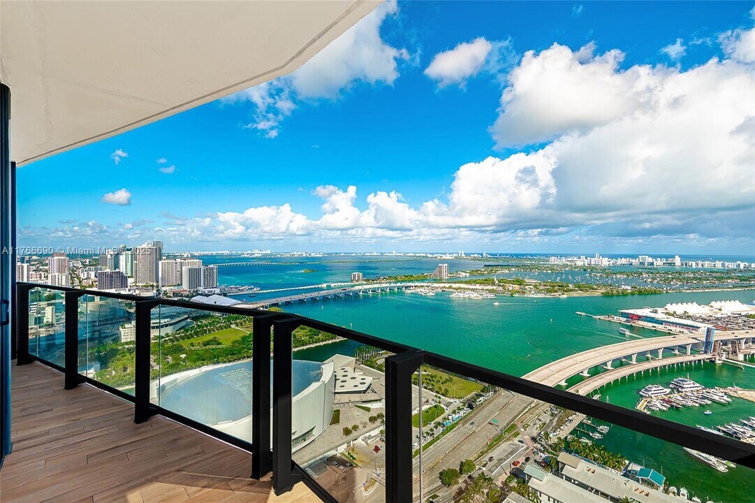 398 NE 5th St, Unit 4211 in Miami, FL - Foto de edificio