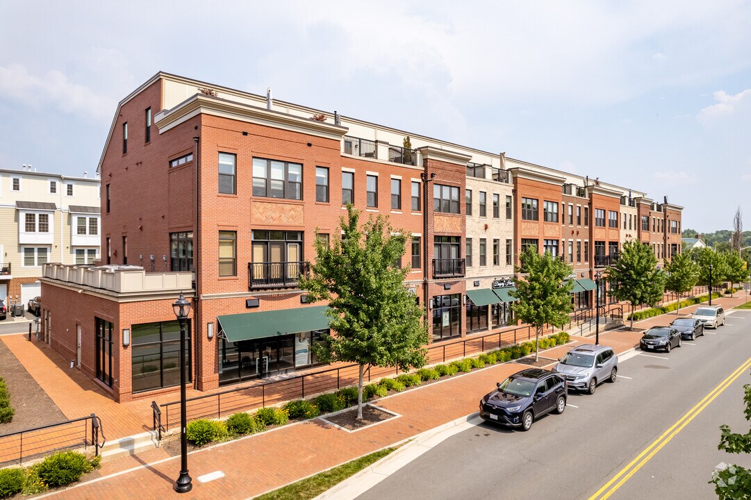 Crescent Place in Leesburg, VA - Building Photo