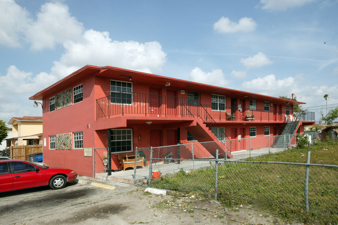 33 W 24th St in Hialeah, FL - Building Photo