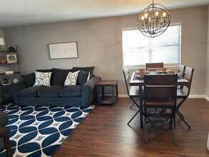 2300 Oakwood Ave in Bentonville, AR - Building Photo - Building Photo