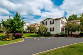 Applecrest Village Apartments in Boardman, OH - Building Photo - Building Photo