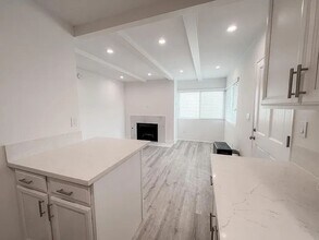 122 El Porto St in Manhattan Beach, CA - Building Photo - Building Photo