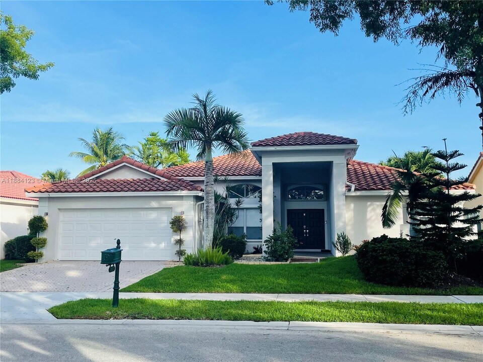 1952 Water Ridge Dr in Weston, FL - Building Photo