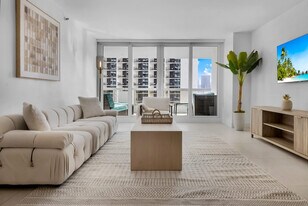 1717 N Bayshore Dr in Miami, FL - Building Photo