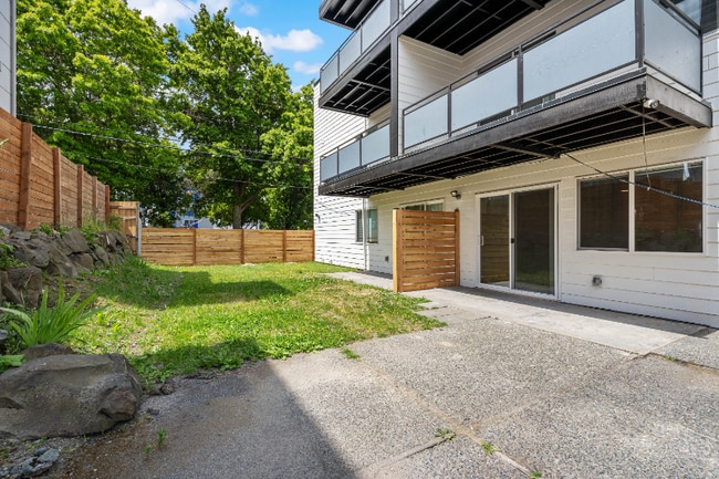 1725 SW Barton St in Seattle, WA - Building Photo - Building Photo