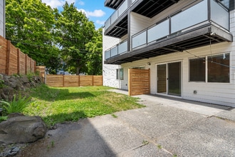 1725 SW Barton St in Seattle, WA - Building Photo - Building Photo