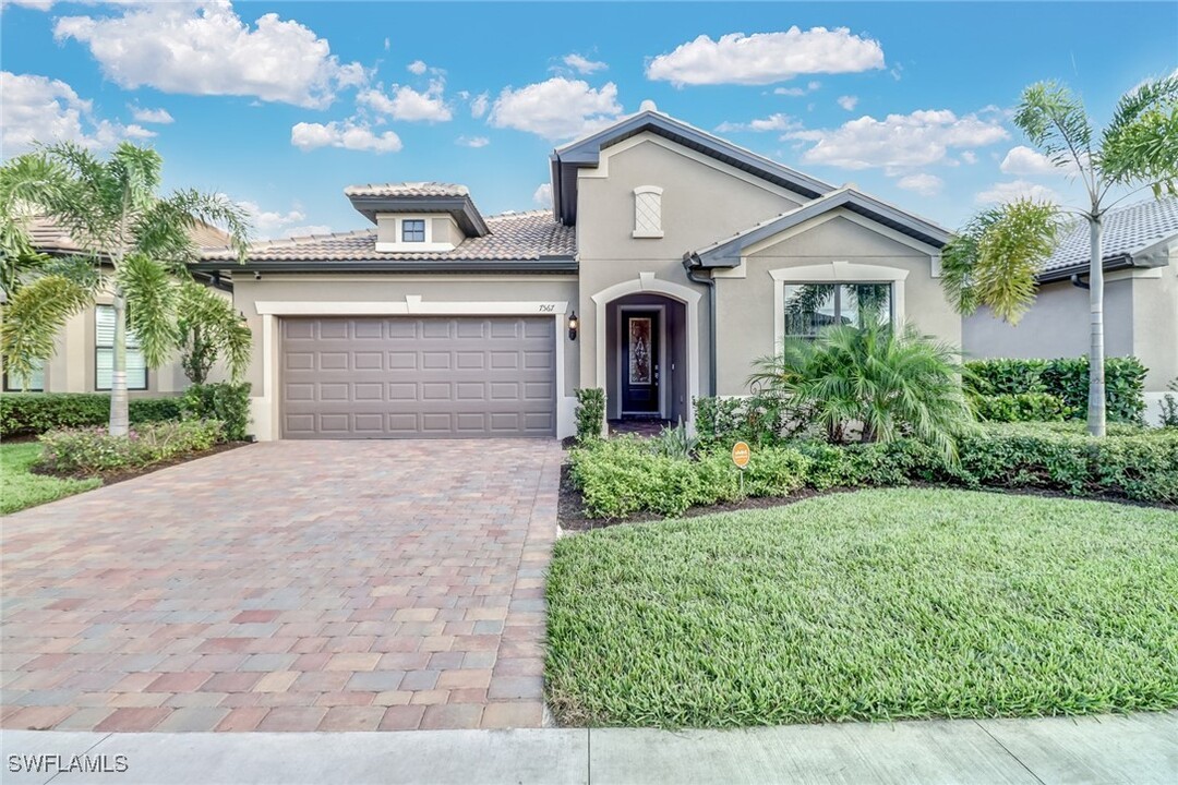 7567 Winding Cypress Dr in Naples, FL - Foto de edificio