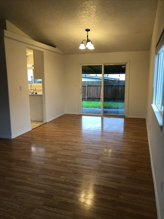 4225 Mahrt Ave SE in Salem, OR - Foto de edificio - Building Photo