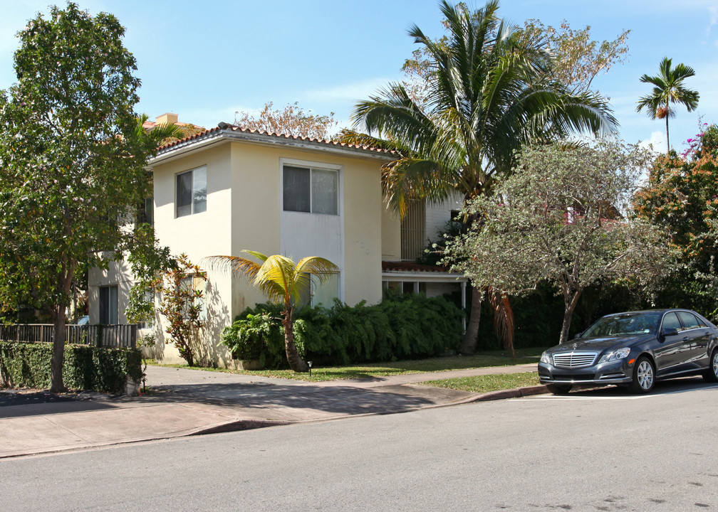 120 Salamanca Ave in Miami, FL - Building Photo