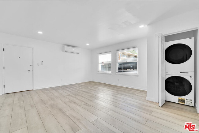 926 N Spaulding Ave in West Hollywood, CA - Foto de edificio - Building Photo