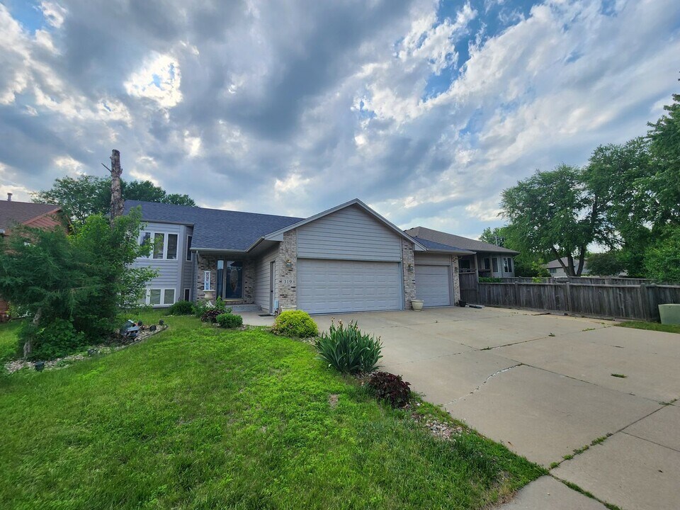 319 N Penstemon Ave in Sioux Falls, SD - Building Photo