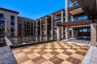 2460 E Serene Ave in Henderson, NV - Foto de edificio - Building Photo
