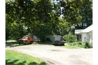 9582 Middle Rd in East Concord, NY - Foto de edificio - Building Photo