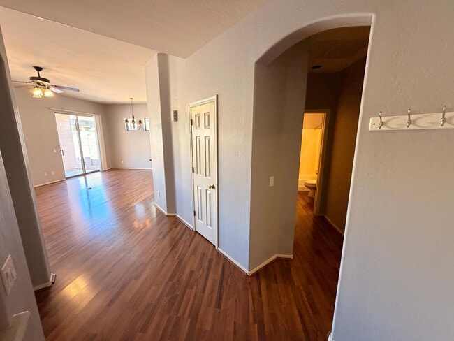 6348 W Pontiac Dr in Glendale, AZ - Foto de edificio - Building Photo