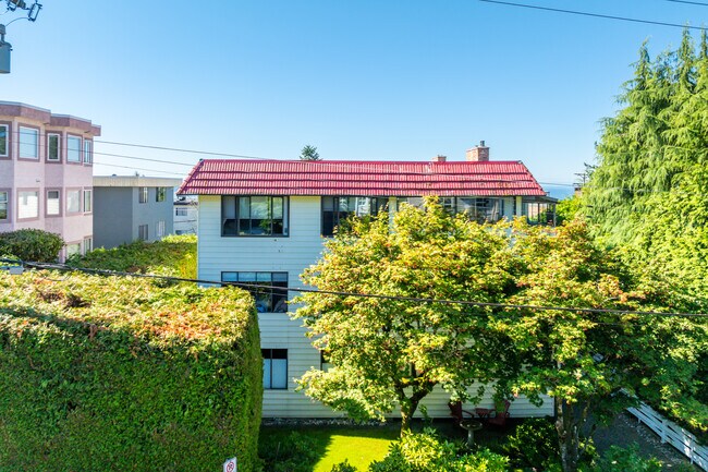 Sandpiper in White Rock, BC - Building Photo - Building Photo