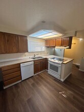 913 Peters Pl SE in Everett, WA - Foto de edificio - Building Photo
