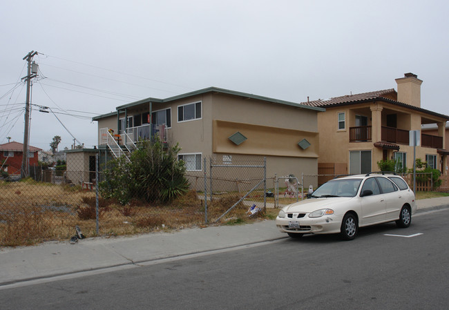 120-126 Date Ave in Imperial Beach, CA - Foto de edificio - Building Photo