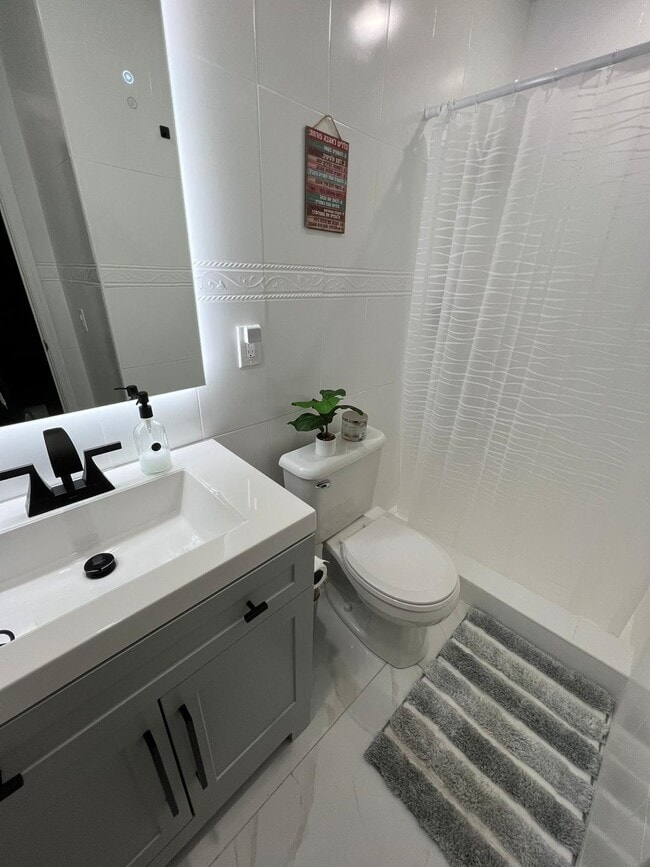 1000 NE 179th St in North Miami Beach, FL - Building Photo - Building Photo