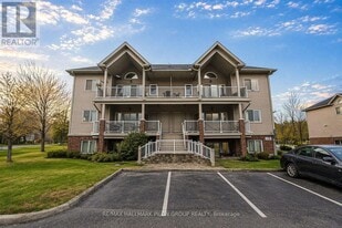 157 Crestway Dr in Ottawa, ON - Building Photo